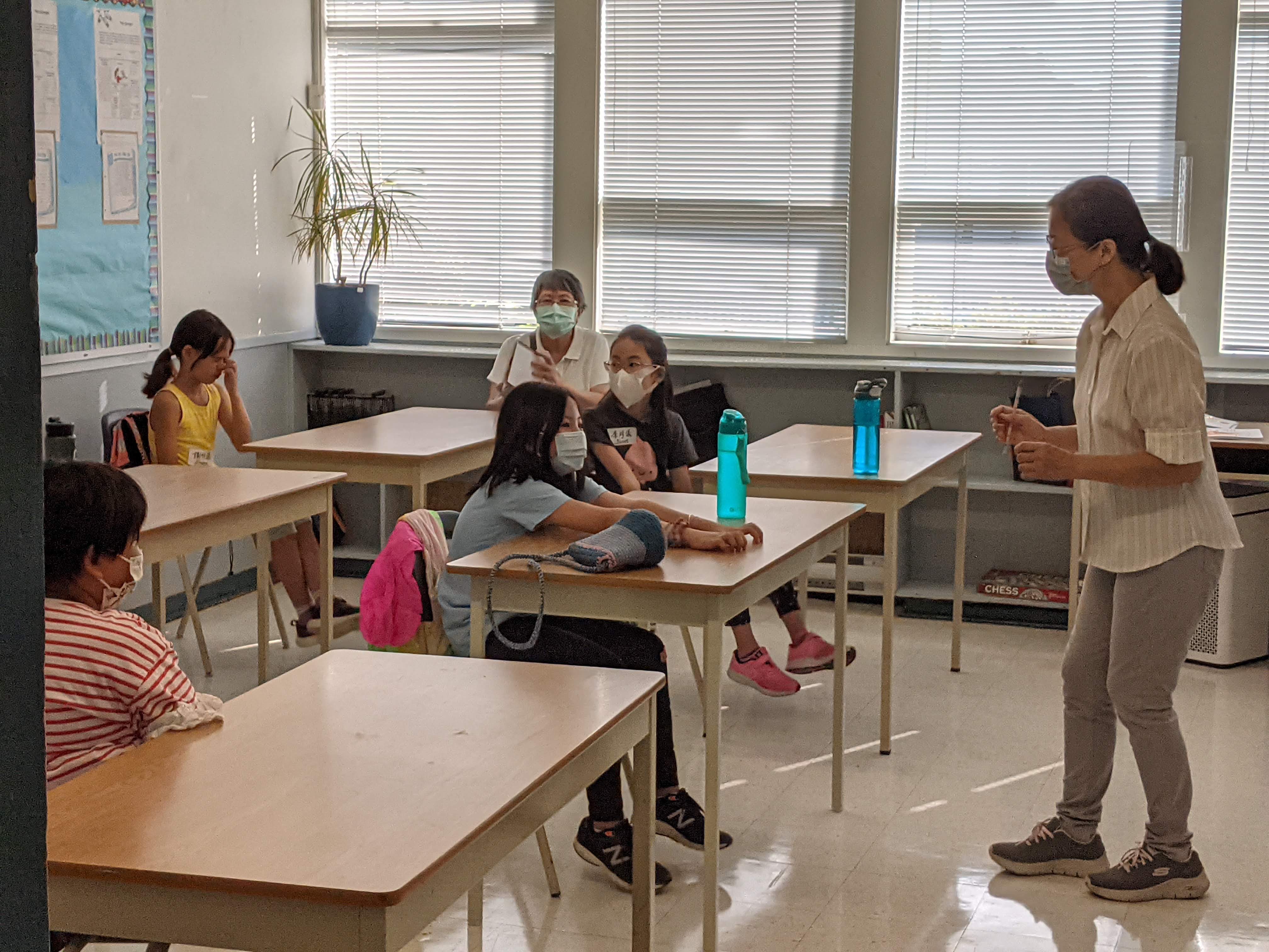 認真授課與學習的師與生。