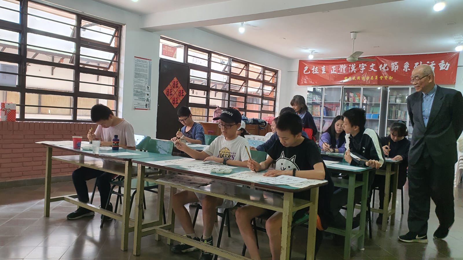 同學們體驗揮毫之樂