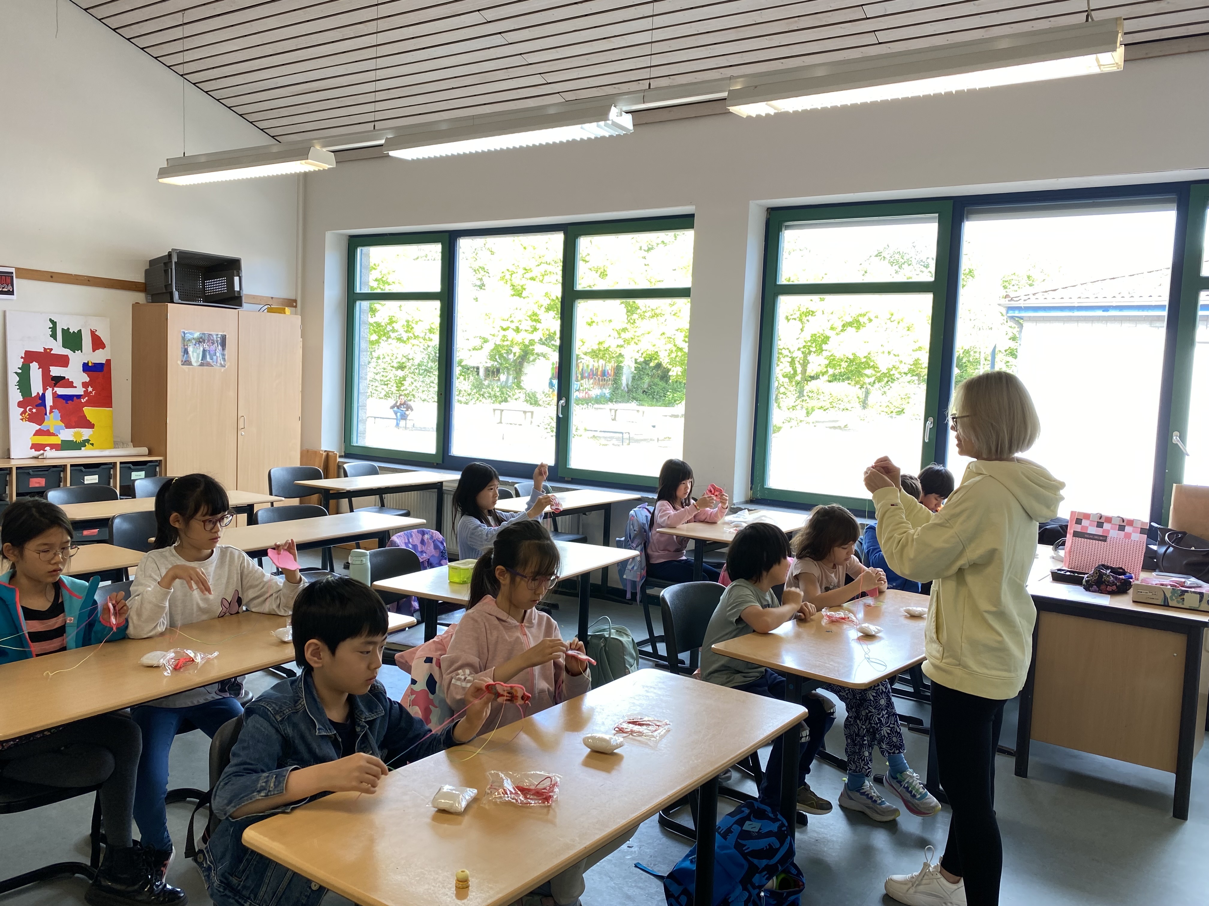 四年級同學跟著老師一步步做香包。