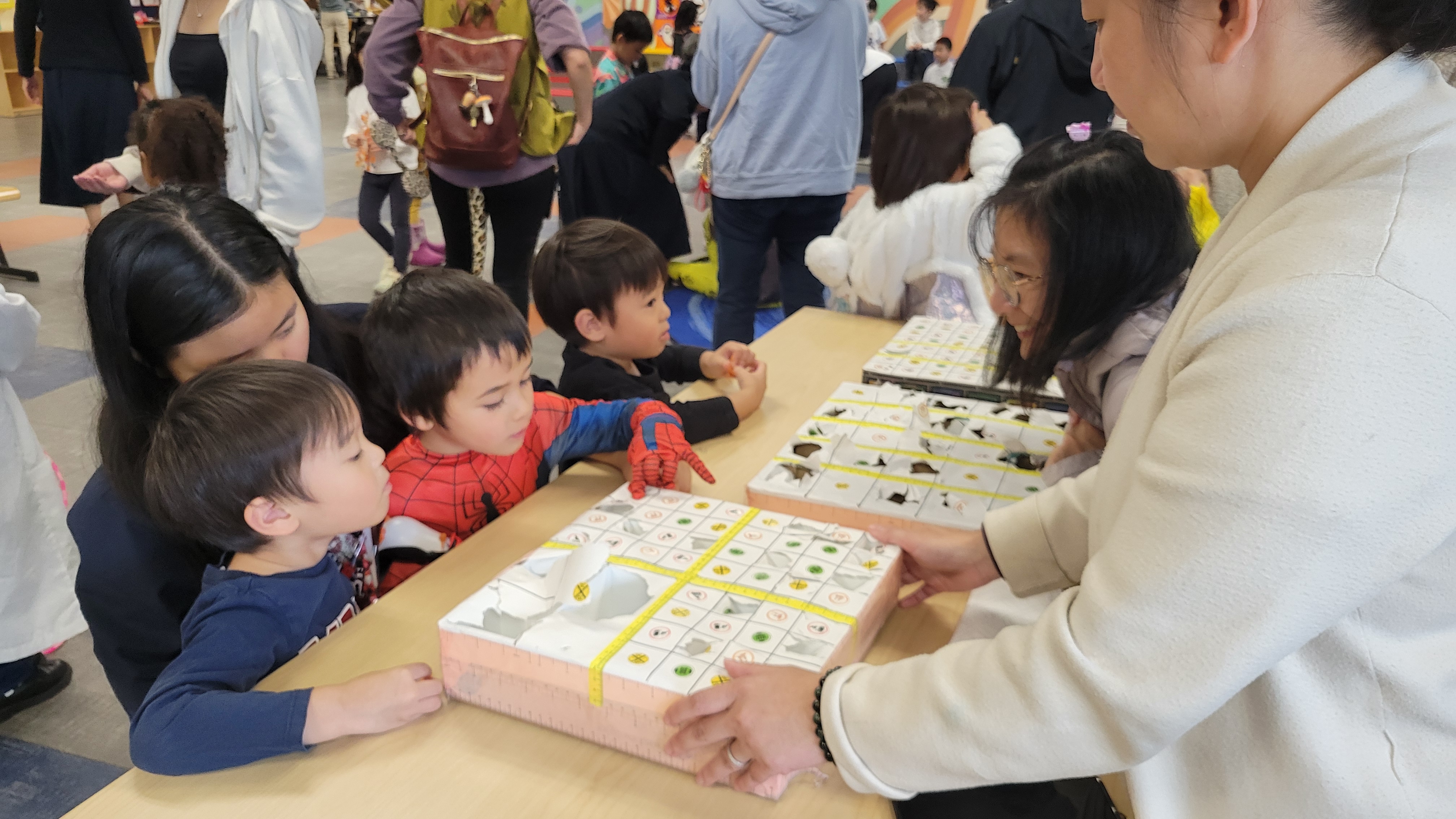幼幼班小朋友玩戳戳樂遊戲並學習環保知識