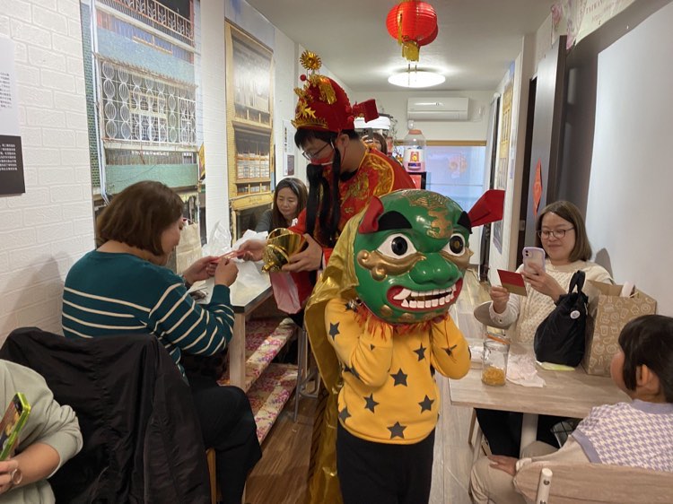 財神爺及小獅頭登場，發一元福袋