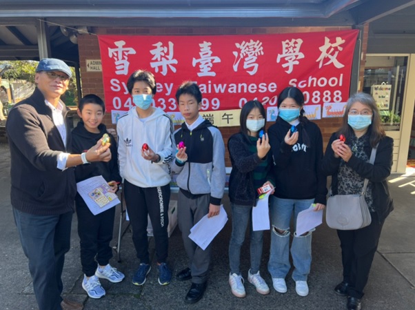 校長簡明輝與參與學生老師合影 