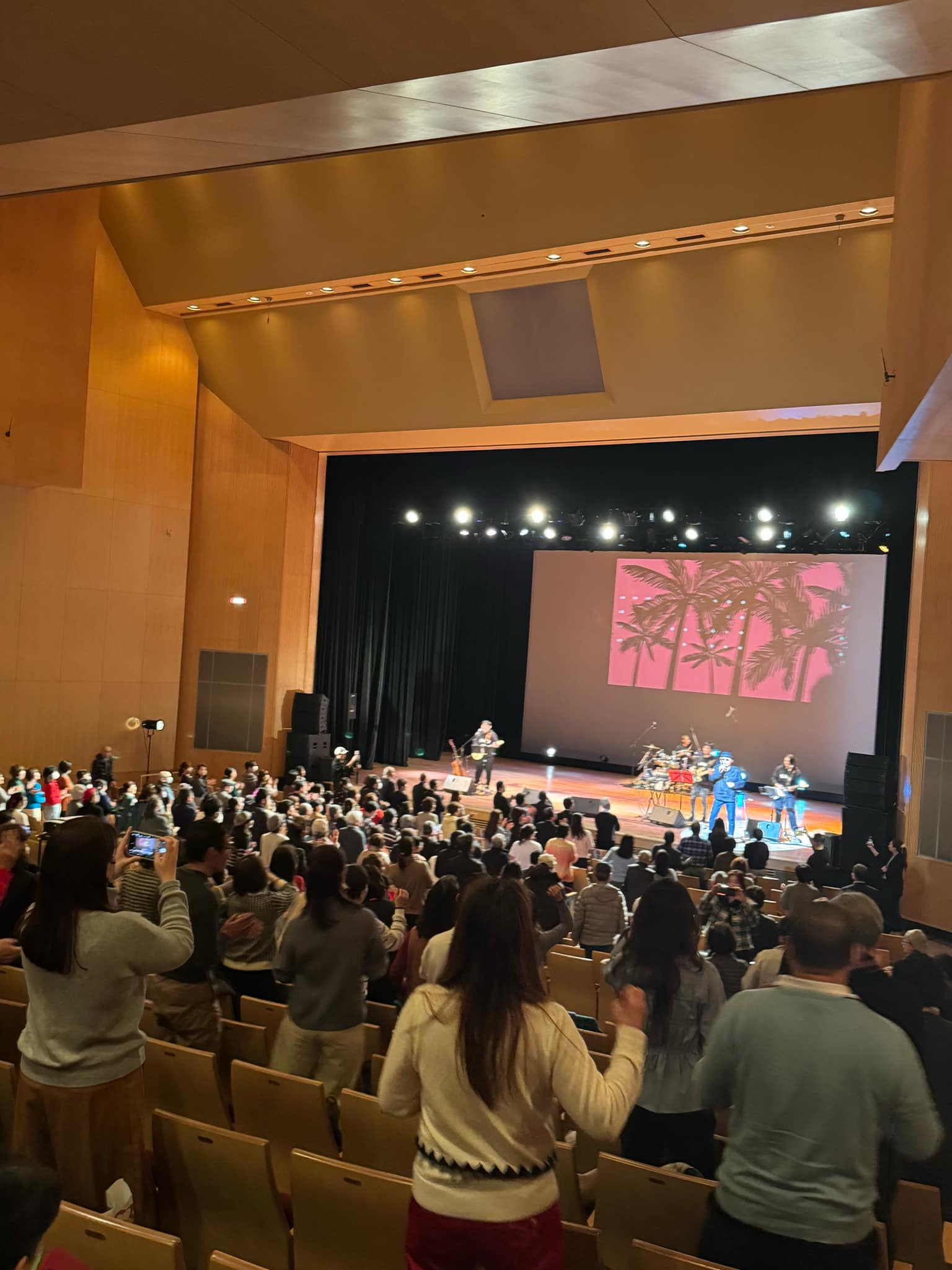 觀眾紛紛起身隨音樂律動