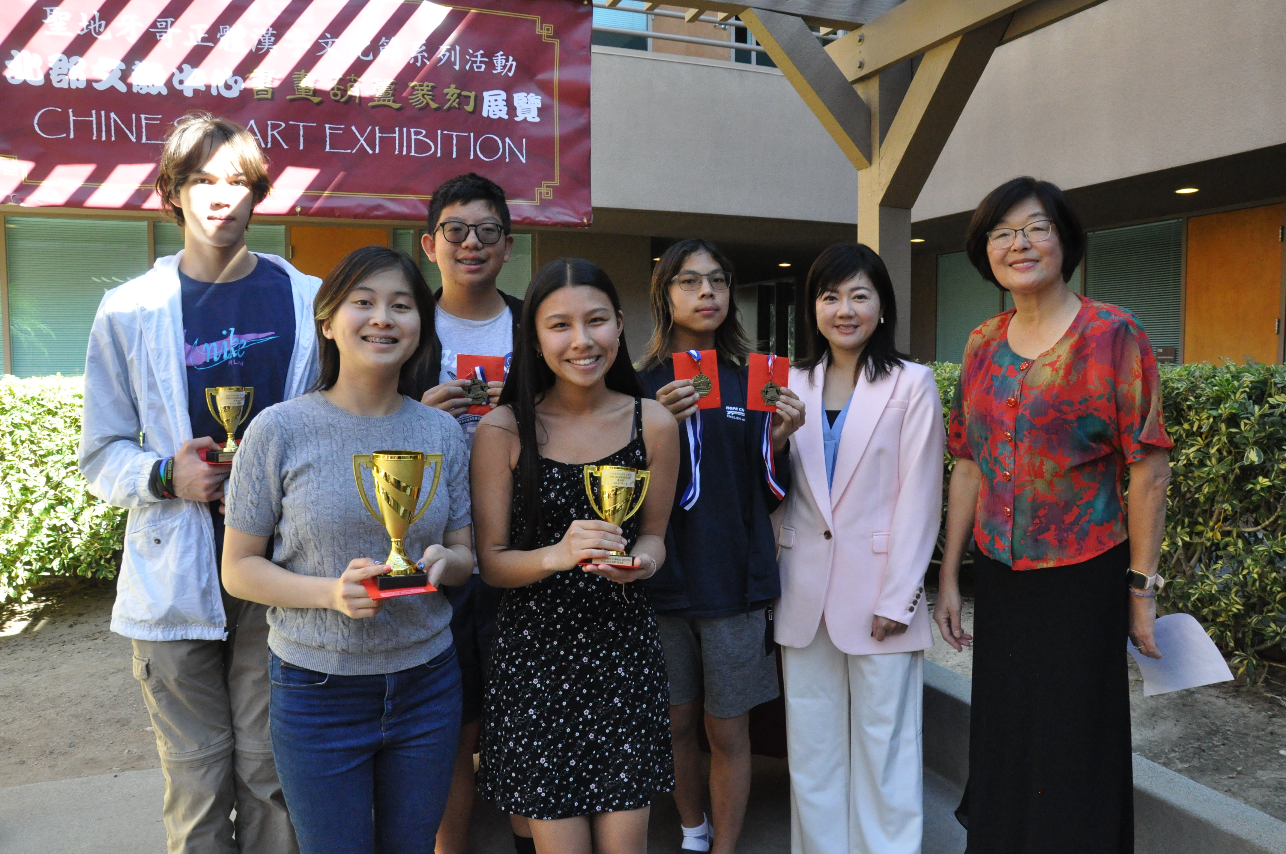 橙僑蕭蓓如主任(右二)頒獎給高級組的得獎學生