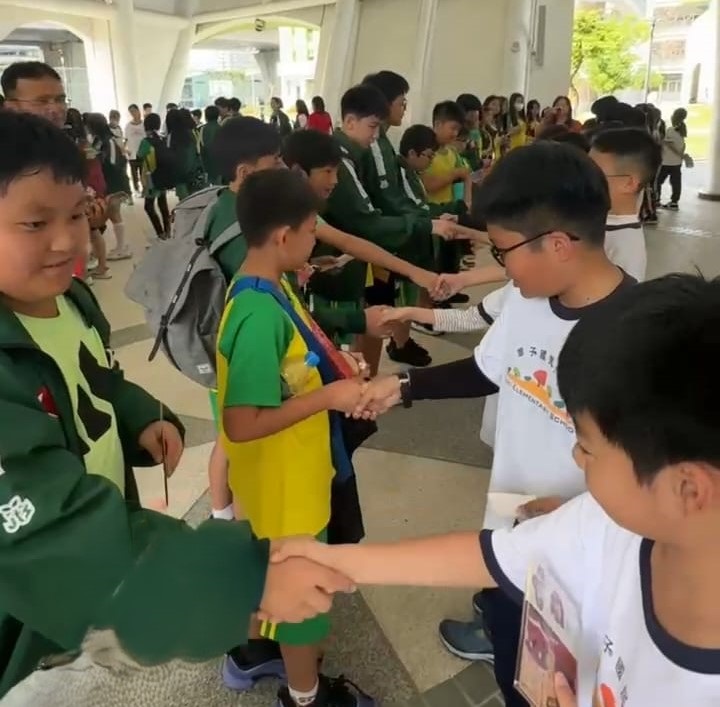 握握手，我們當好朋友