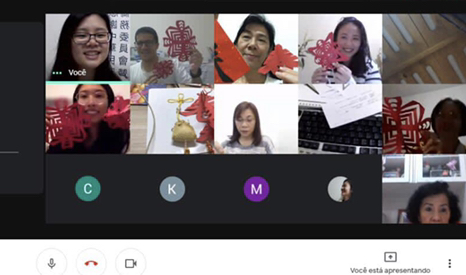 展示每個人的四個相連剪紙的春字