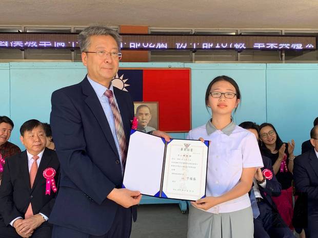 漢城華僑中學畢業典禮 唐殿文勉不忘培育之恩2