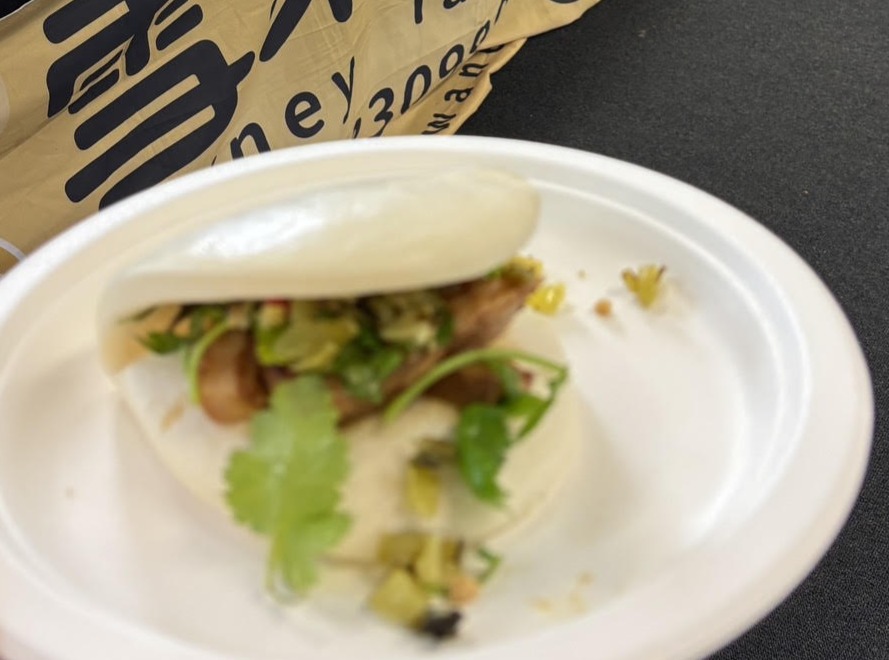 雪梨學校特別為營隊準備了台灣經典美食——刈包、滷肉飯與珍珠奶茶，作為午餐與下午茶，讓學生們在雪梨也能「品味台灣小吃」。許多孩子更在造句練習時，把刈包與珍奶寫成自己最喜愛的食物，足見其深受喜愛。