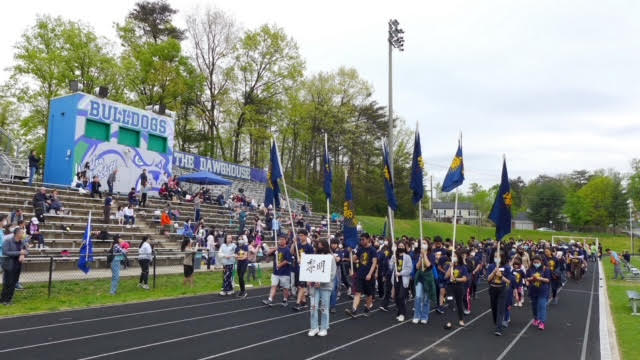 大華府地區中文學校聯誼會全體參賽單位繞場一週