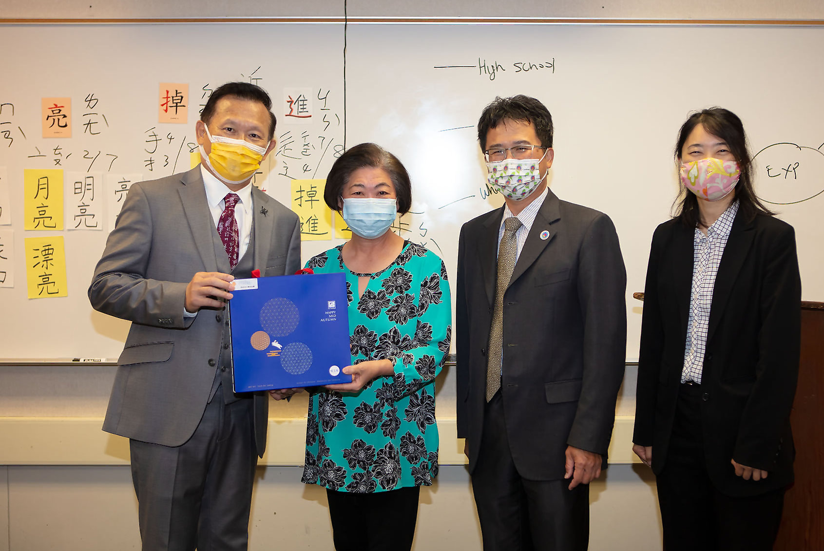 傳統班三年級老師與閻樹榮主任、徐廣梅副主任，以及校長寇惠風合影留念