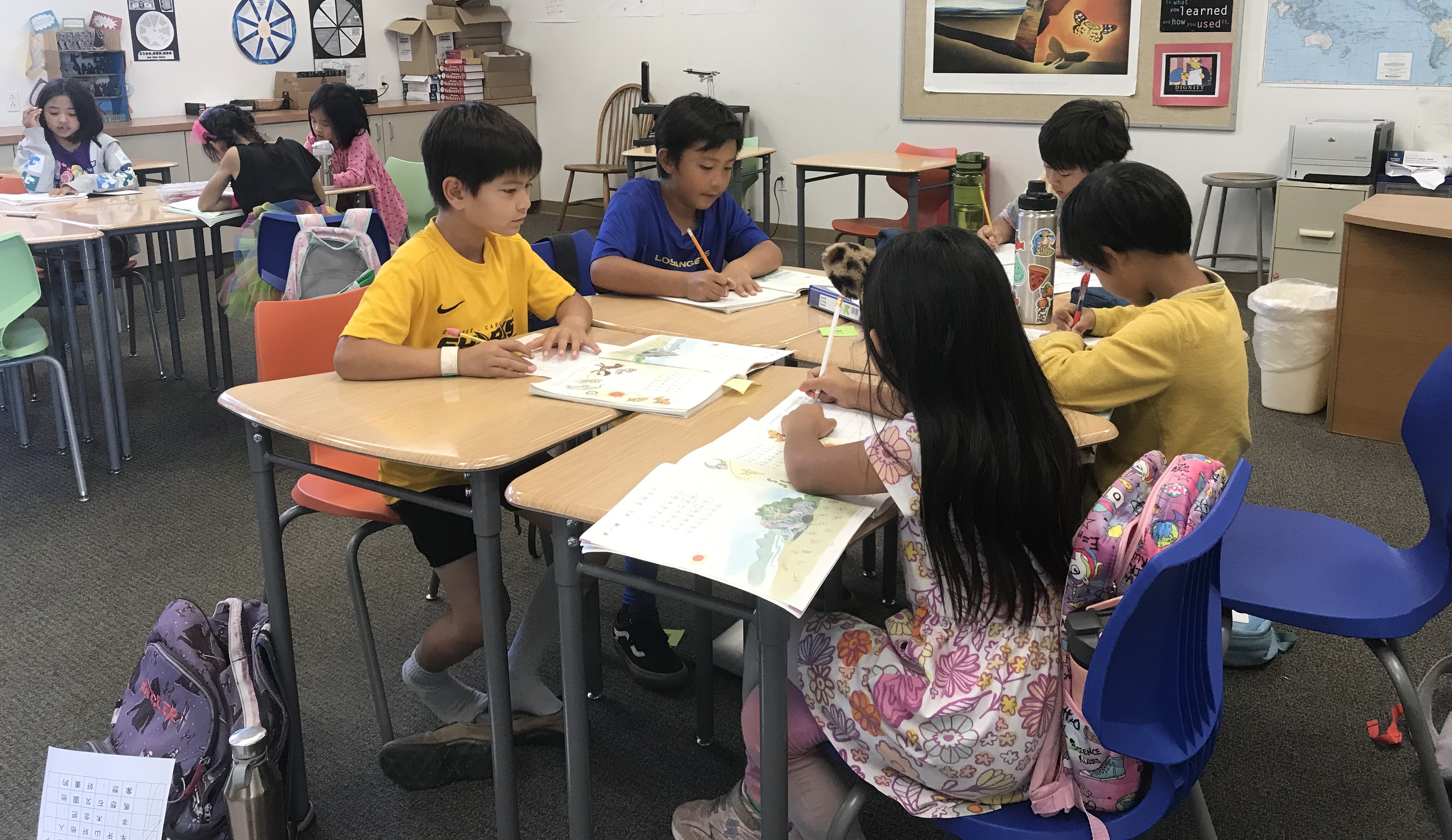 學生聚精會神描寫正體漢字