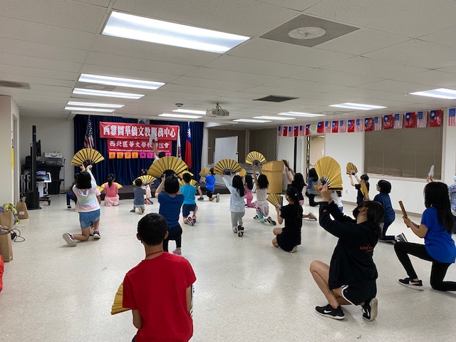 學員學習金蔥鐵扇_功夫舞動作。