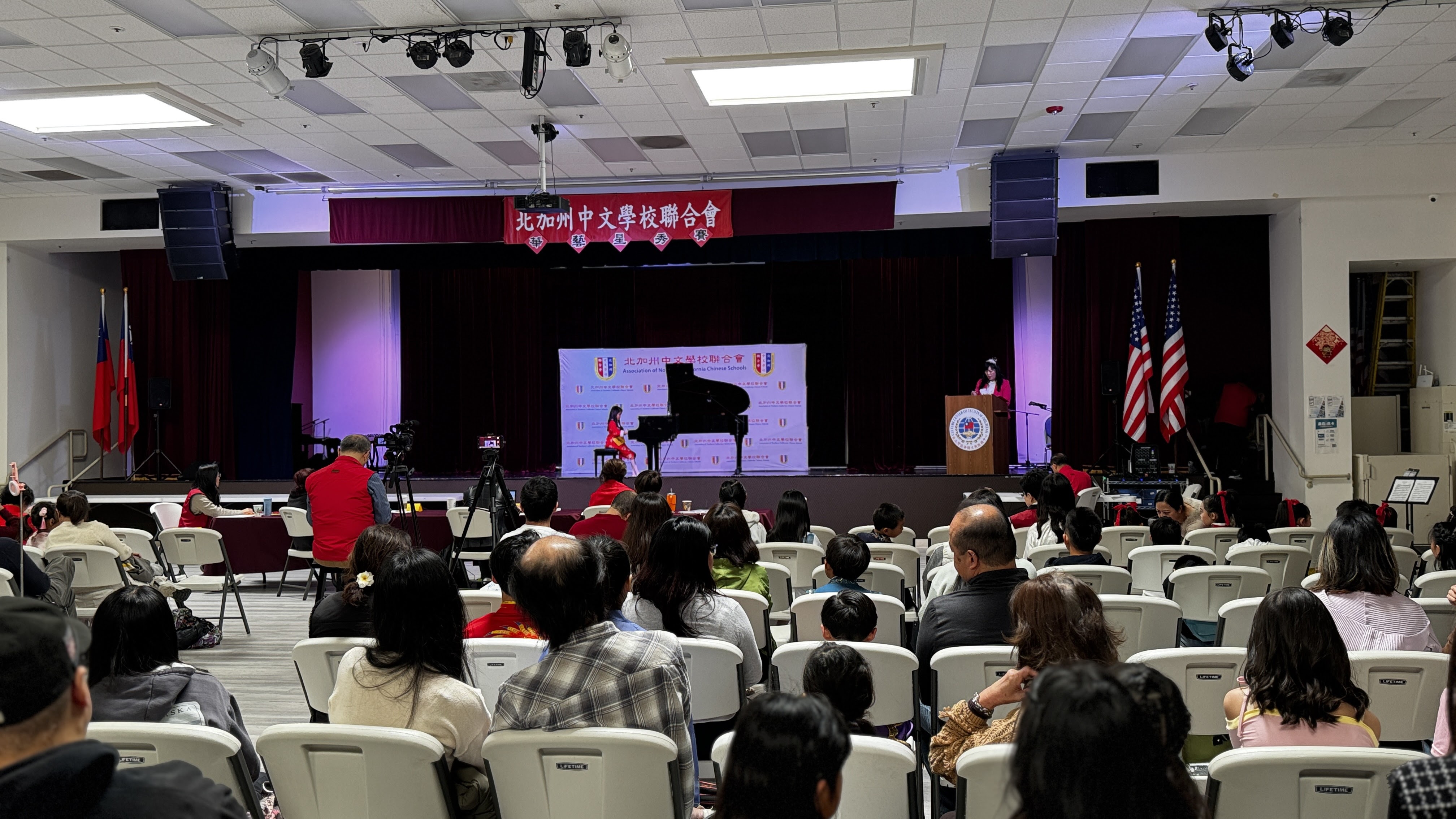 比賽會場，台下觀眾靜靜就座，專注望向舞台   
