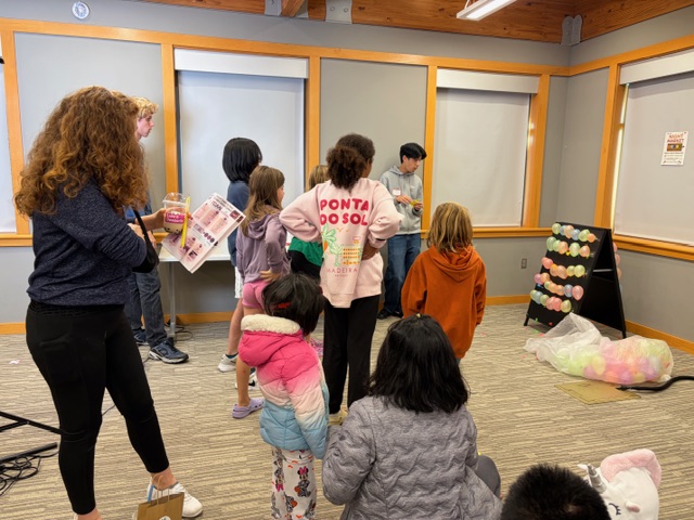 民眾熱情參與射氣球、套圈圈與麻將賓果等趣味遊戲，體驗傳統夜市的熱鬧氛圍。