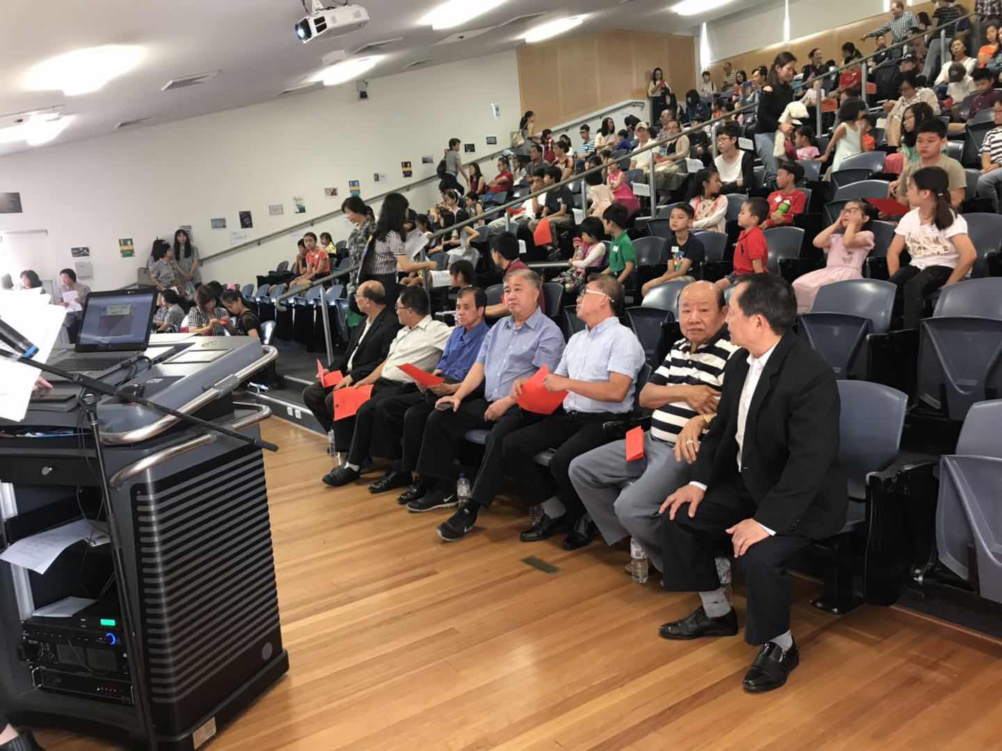 參加頒獎典禮的理監事，家長，老師。