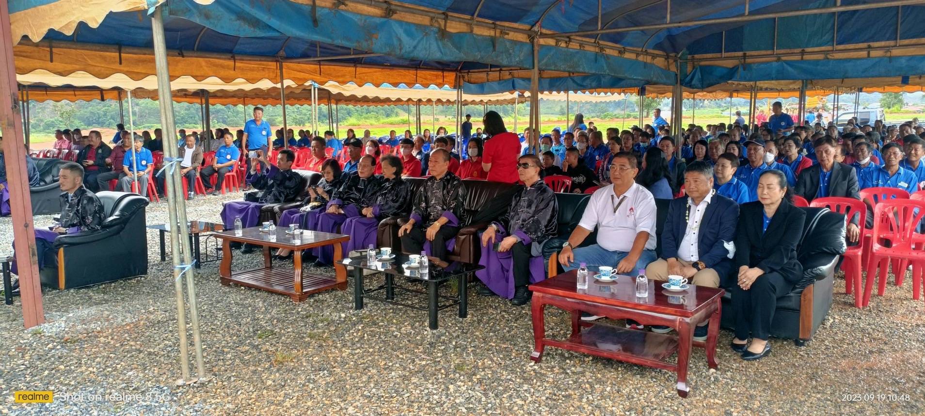 長官貴賓及全體師生專注聽司儀宣導鼓勵學生回台升學事宜