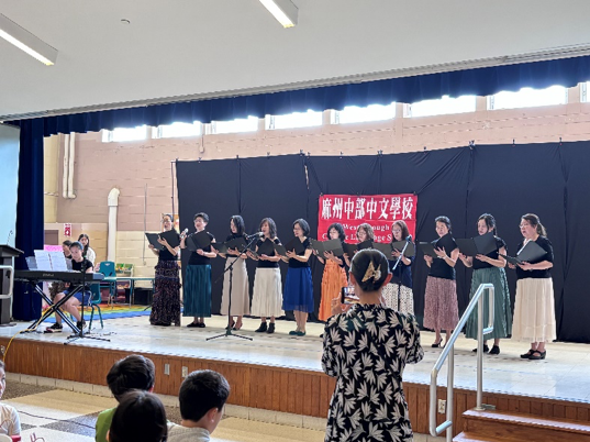 麻州中部中文學校老師合唱團表演