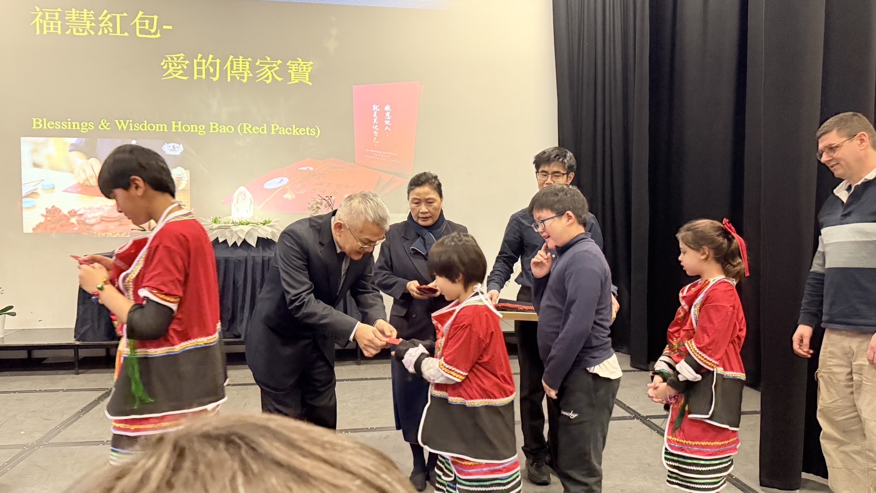 英國倫敦慈濟人文學校舉辦歲末祝福感恩會、誠心迎接新春到來、祈願2026 風調雨順 馬年吉祥