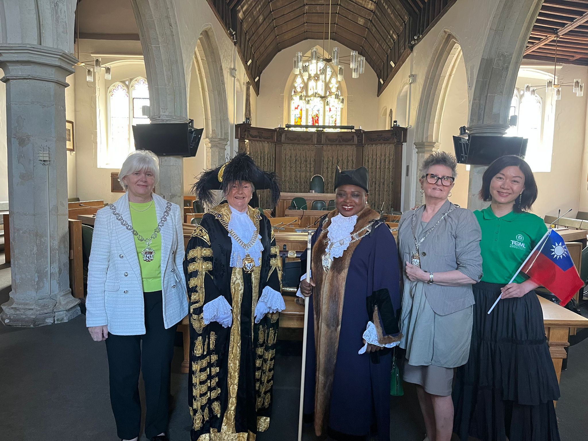 坎特伯雷市長、郡長及隨扈盛裝出席與華園校長合影