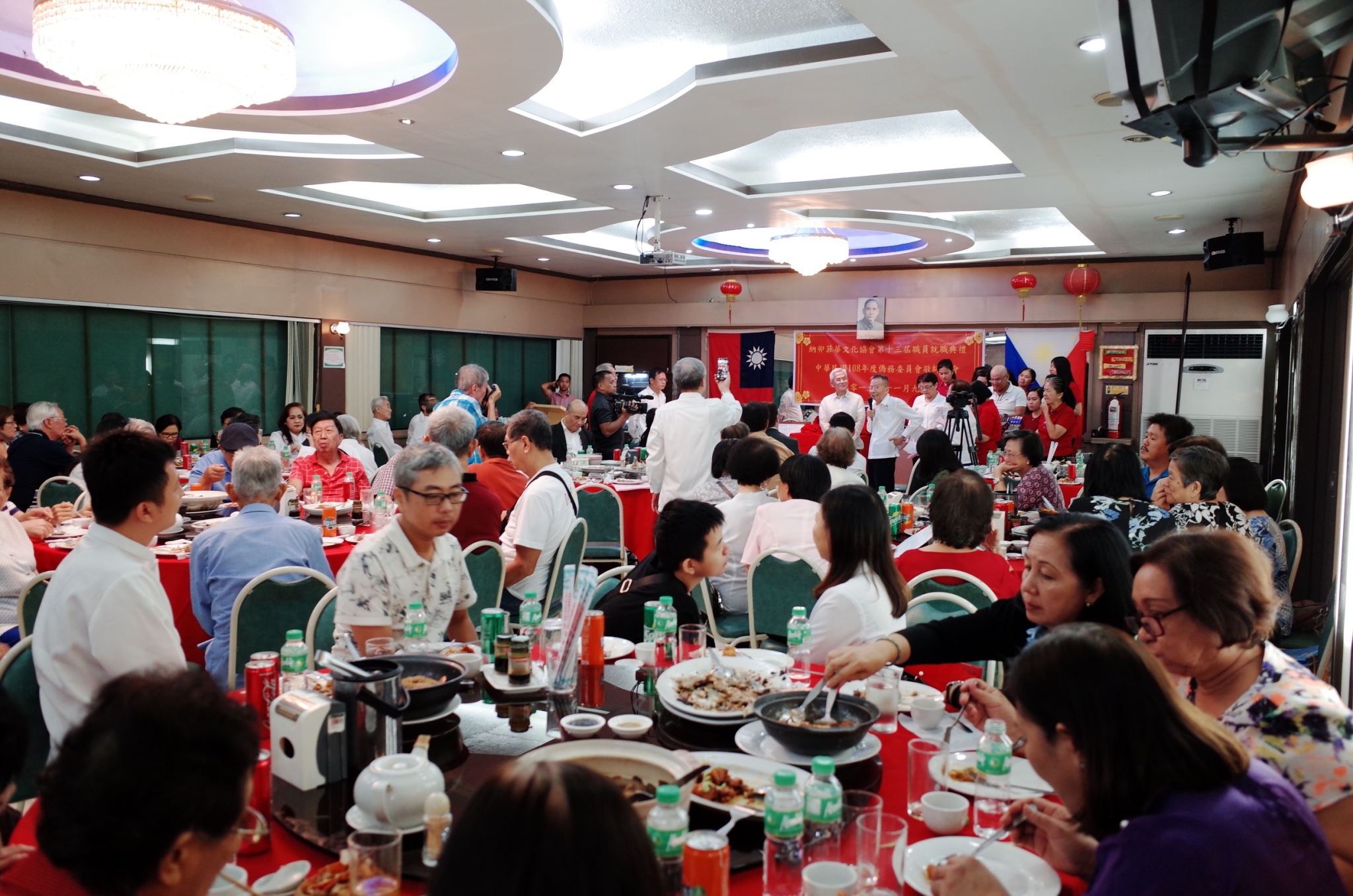 教師節晚會現場，約2百餘名教師出席。　