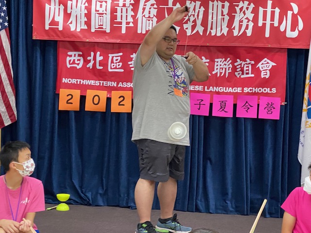 扯鈴初階班_李為泓老師示範扯鈴蜘蛛網動作。