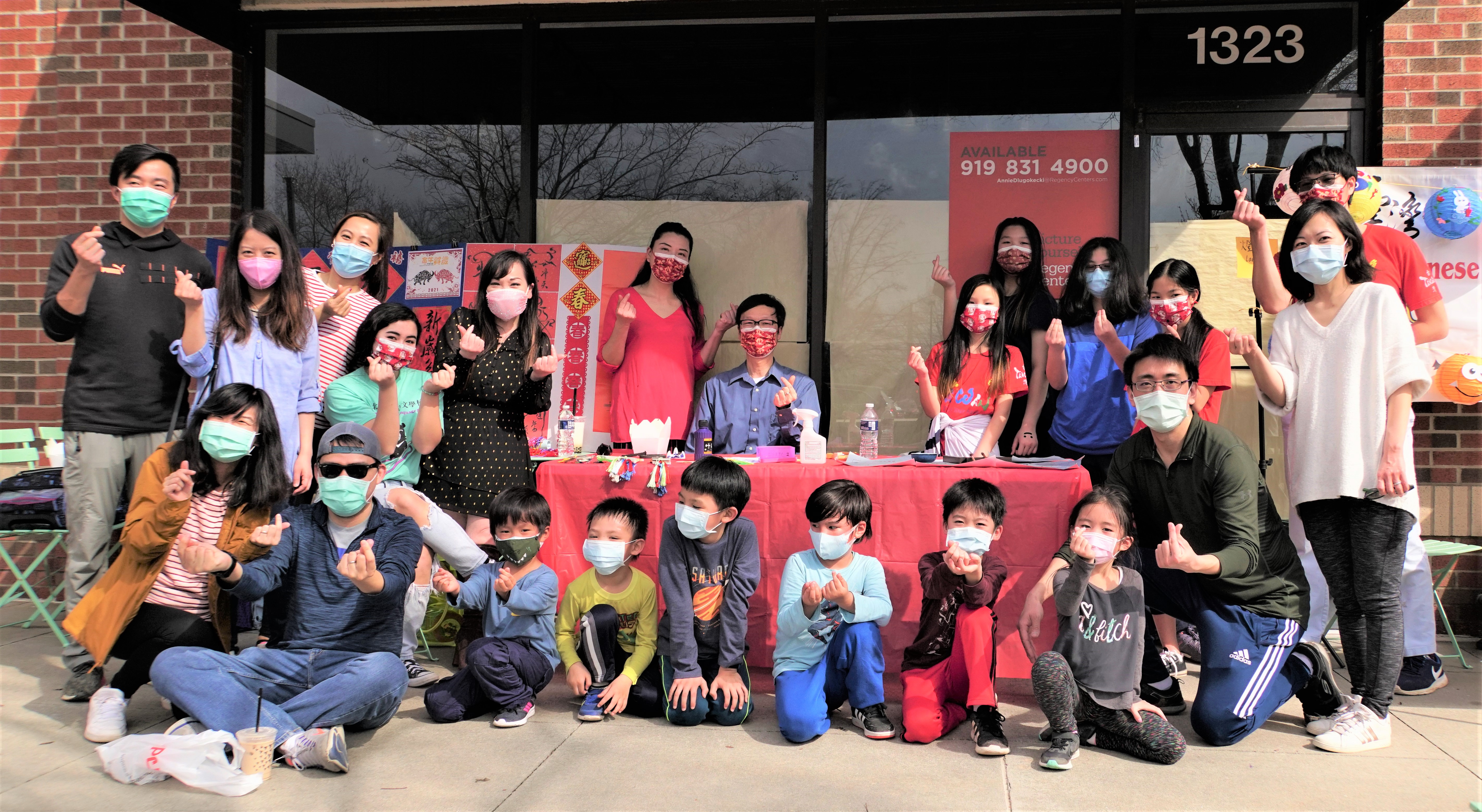 學校義工和部分「臺美人」民眾合影