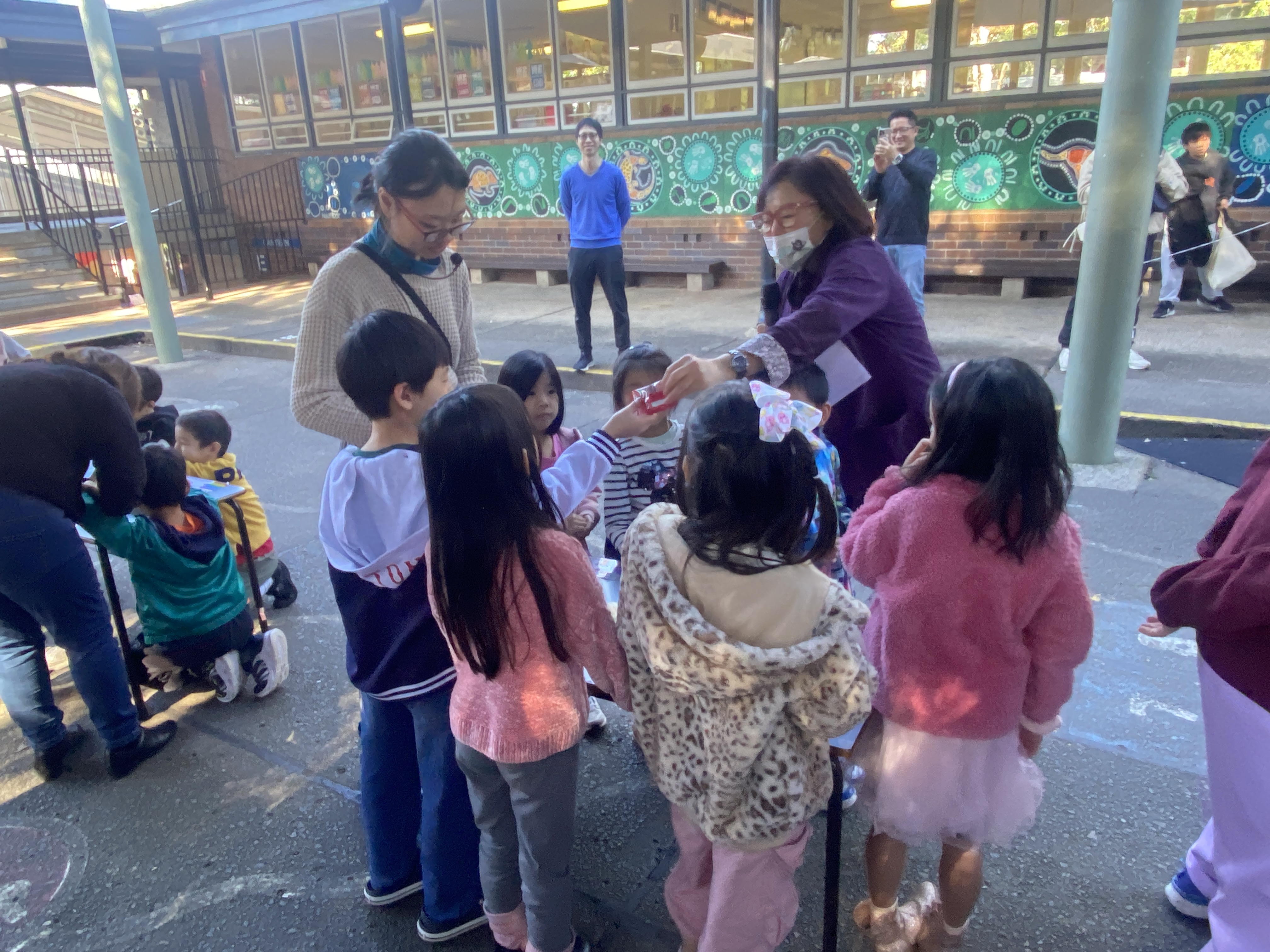 同學爭先恐後的回答校長所提問的端午節傳統故事內涵