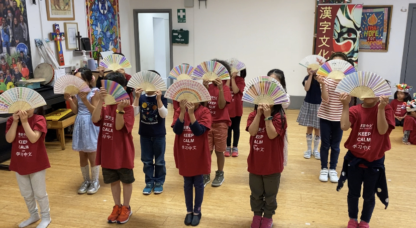 GroupC(age6+)學習扇子舞蹈