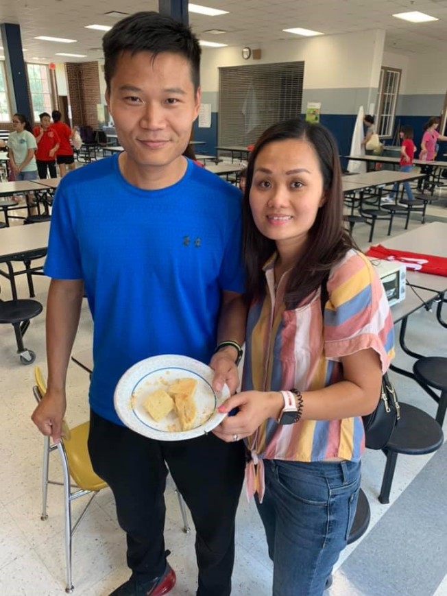 學生會會長Leo夫婦。(大納城中文學校提供)