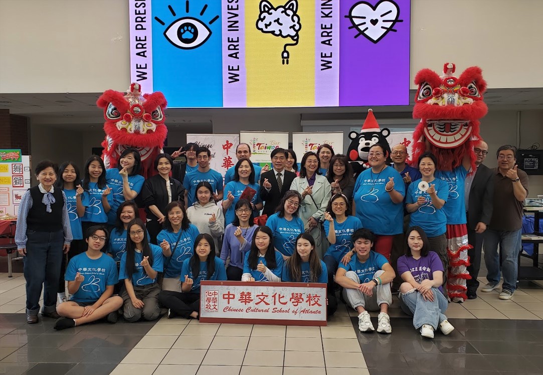 僑教中心主任歐宏偉(第3排中間著西裝者)與中華文化學校教職員合影