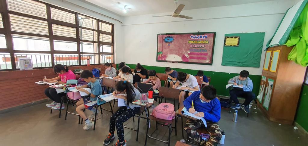 學生聚精會神用心寫好每一筆每一字