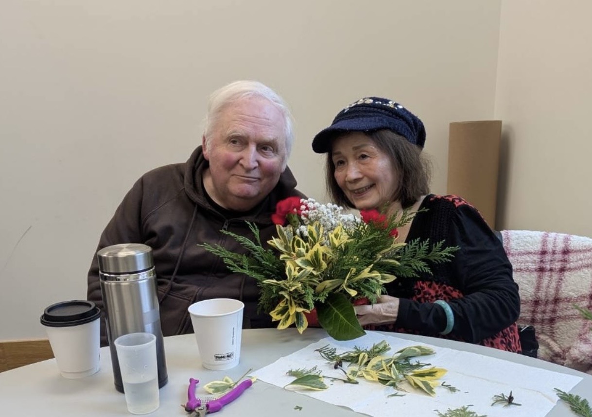 初階一夫妻檔一起上課，同心製作聖誕花作