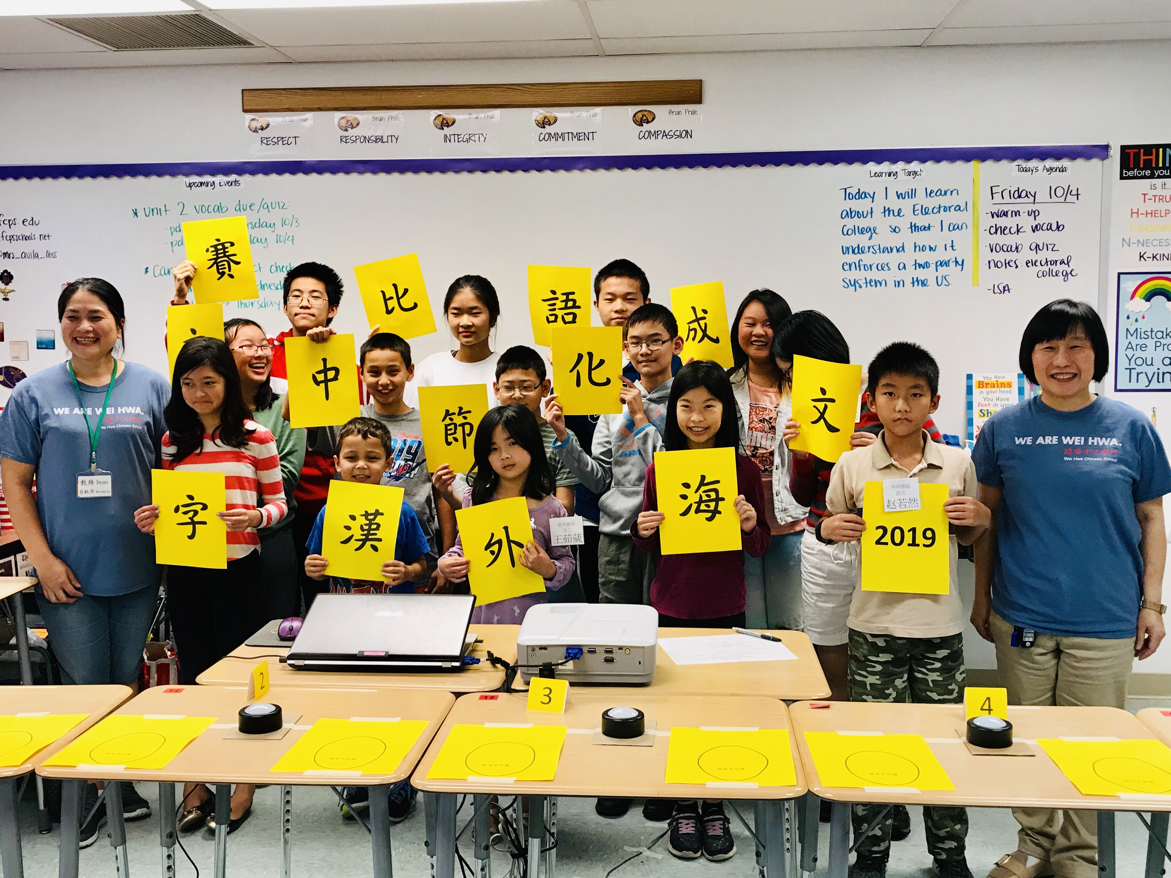 校長謝文玲（右一）、教務主任呂秋萍（左一）與所有參賽同學合影