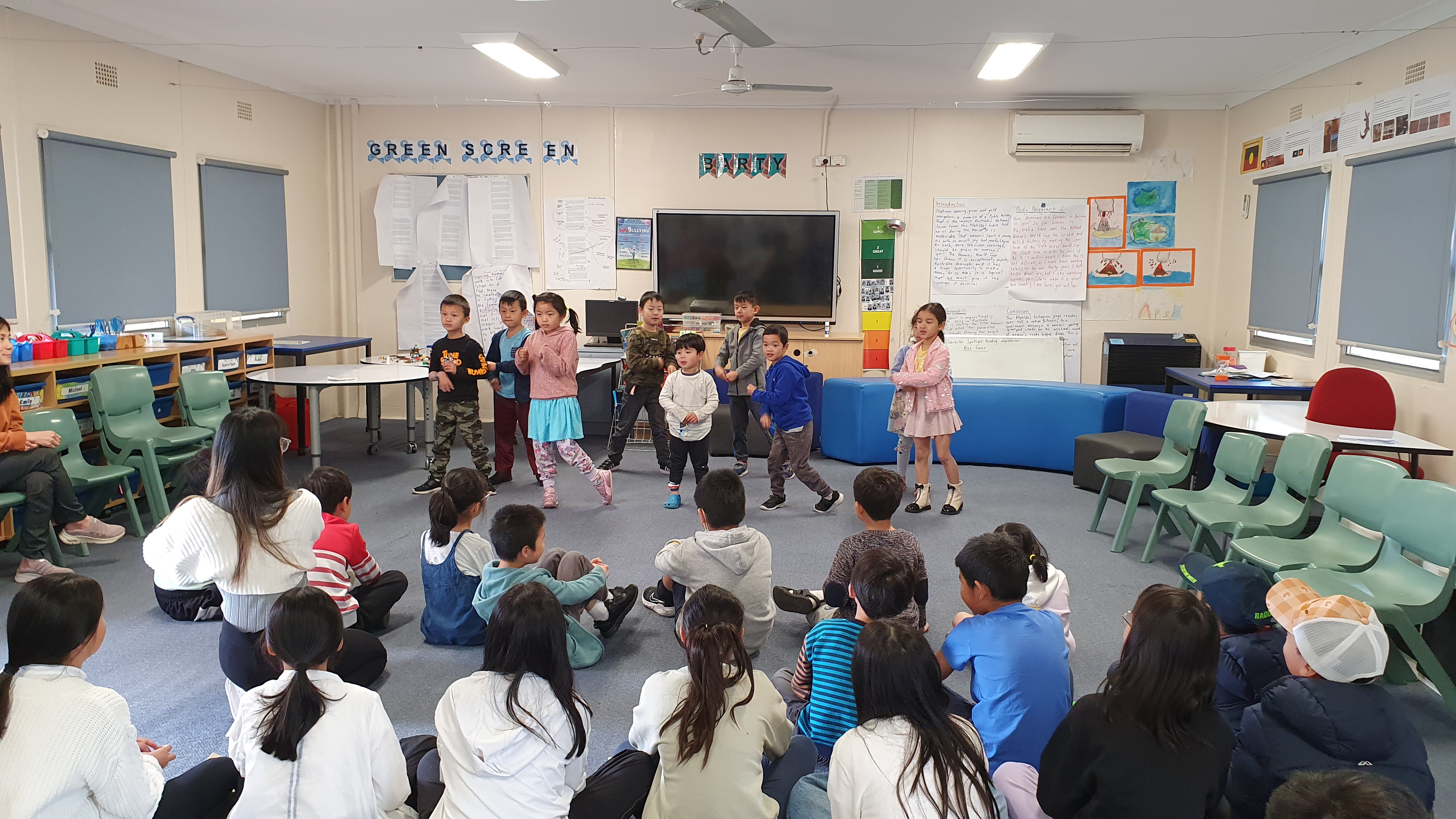 同學們載歌載舞感謝爸爸的辛勞