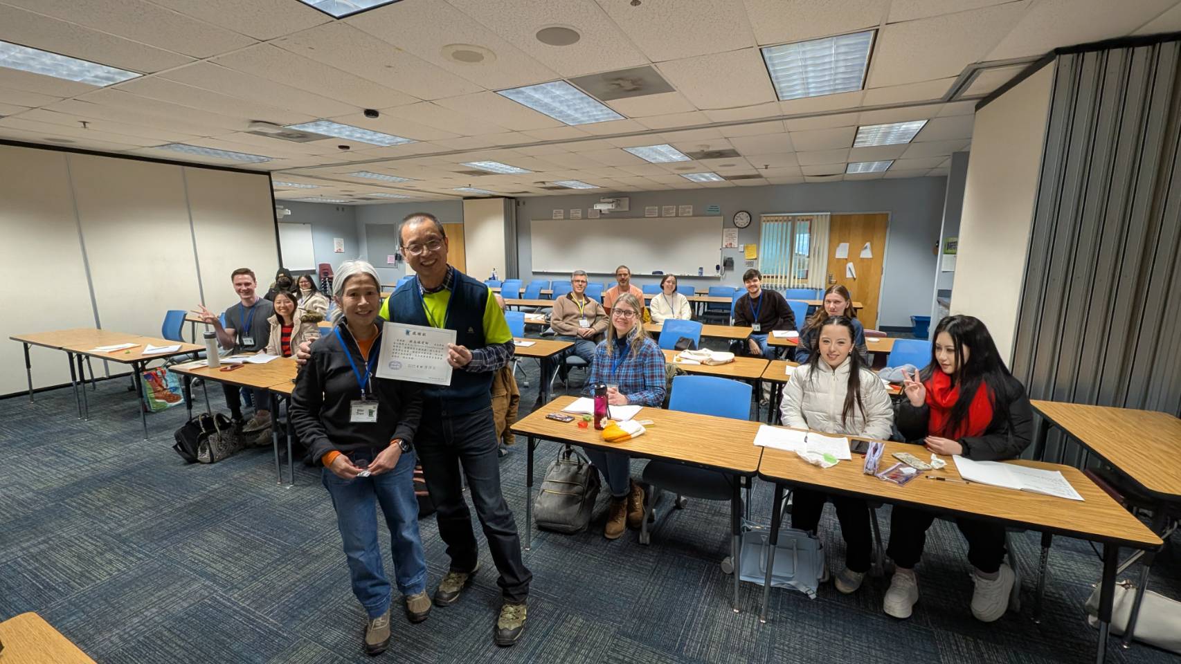 初級班學生致贈感謝狀給林志誠老師