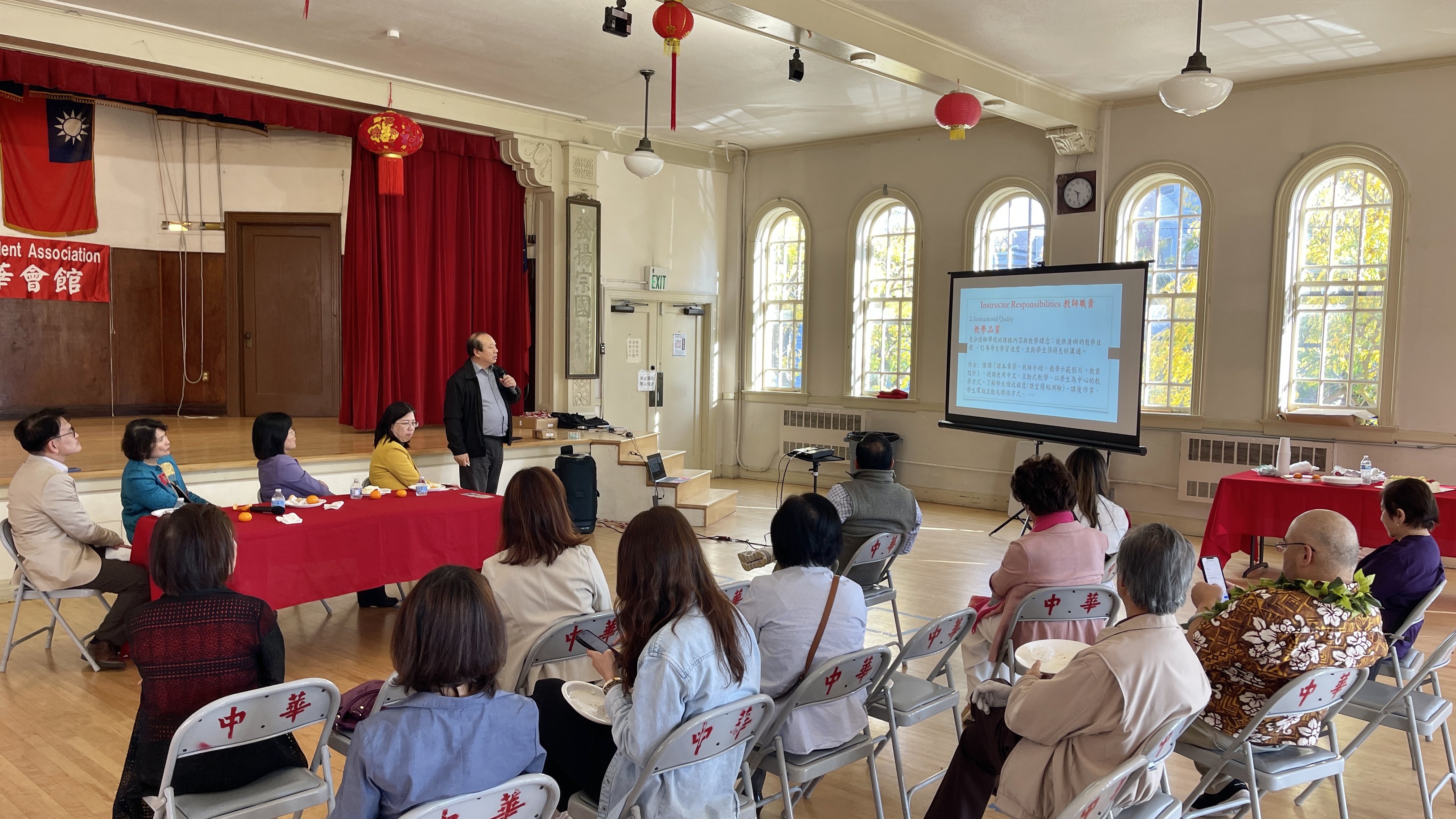 中華僑民學校校長林昭宏 做一個精闢又精彩的簡報