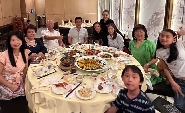 僑務促進委員林哲光準備美酒佳餚宴請出席會長交接典禮的貴賓，賓主盡歡。