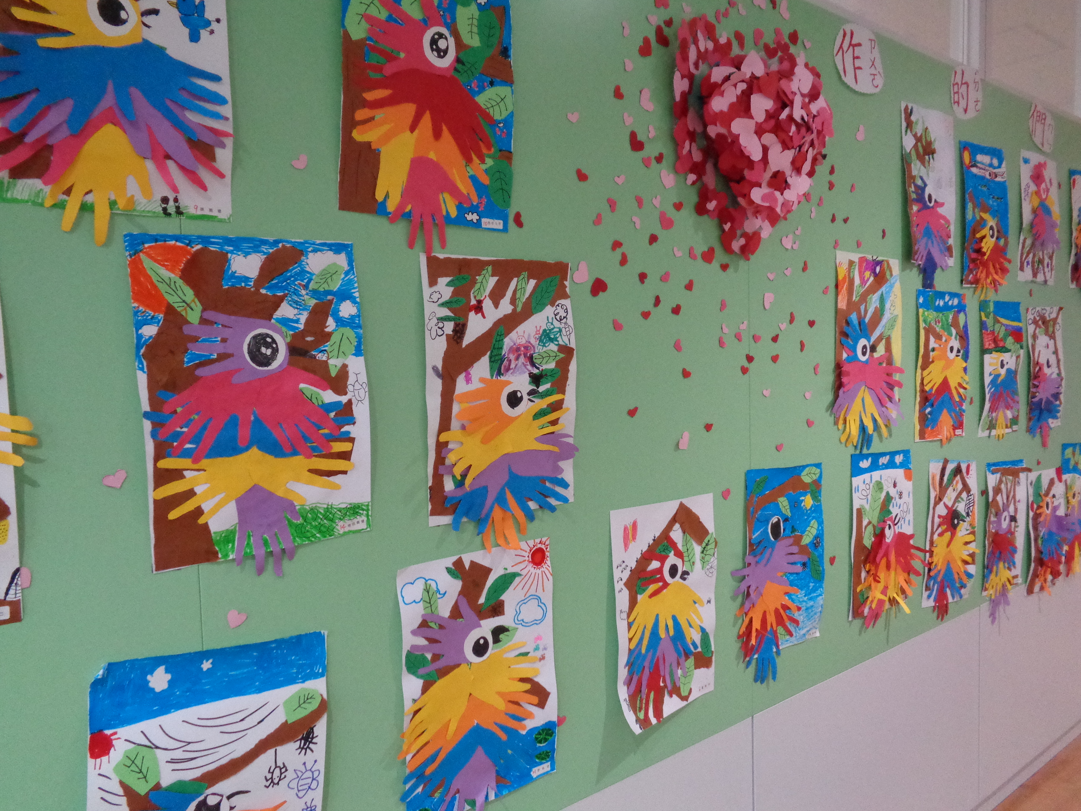 小學部的教室布置充滿著孩童們天馬行空的創意。