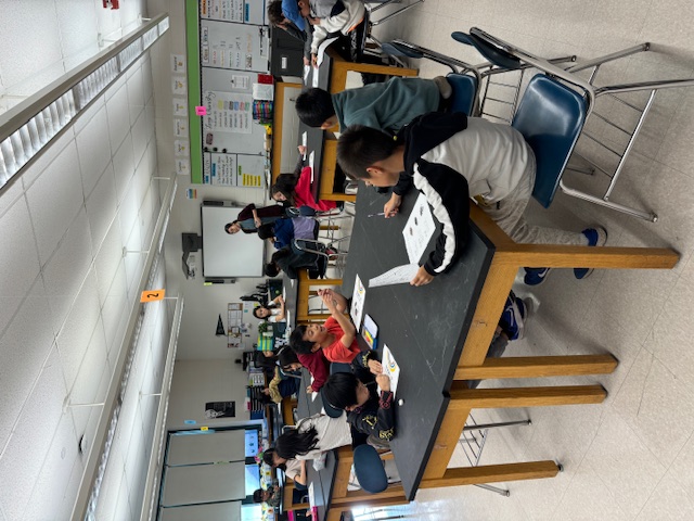 同學們聆聽銀魚老師講茶的故事。