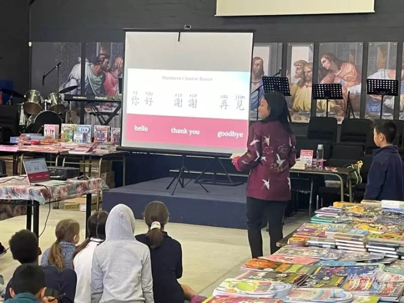 講師方雯教導學童認識中文字及說中文