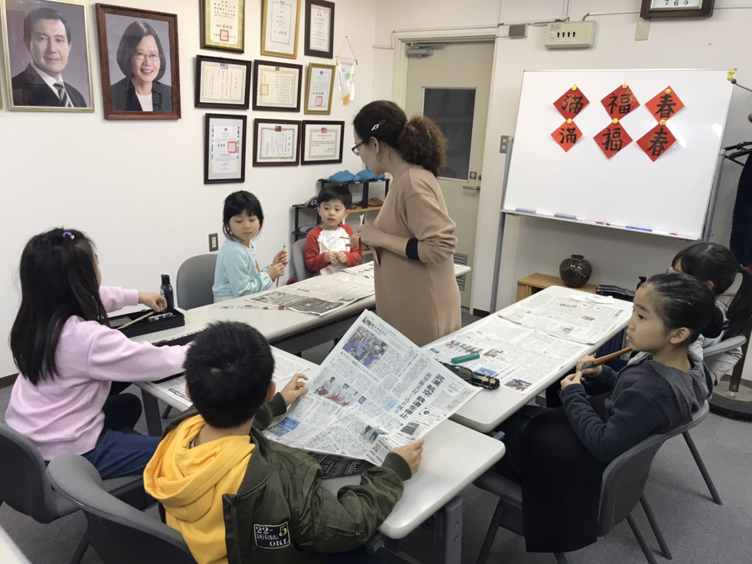 董老師說明如何寫春聯