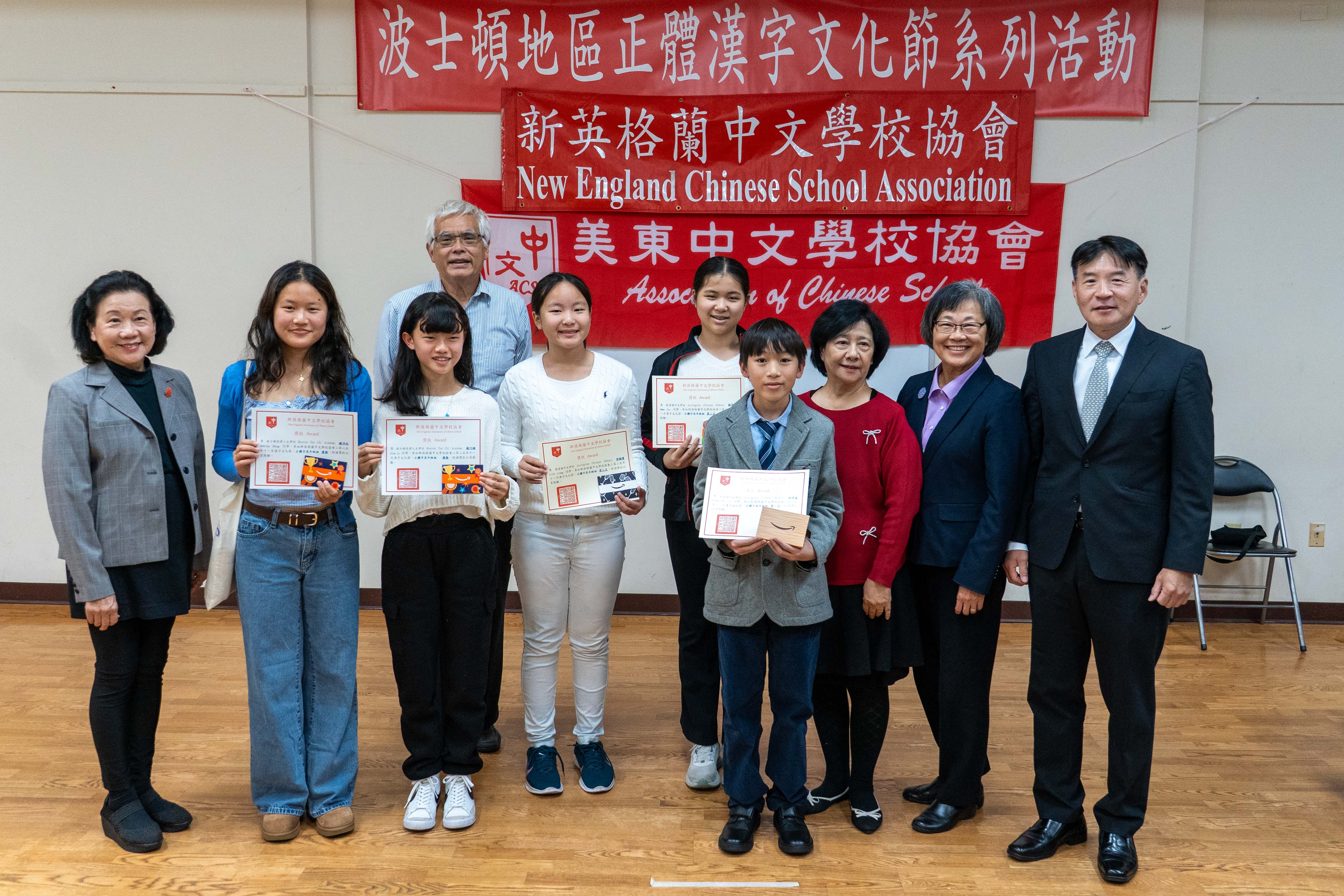 高年級正體字抄寫比賽得獎者與評審老師，會長和高家富主任合影。