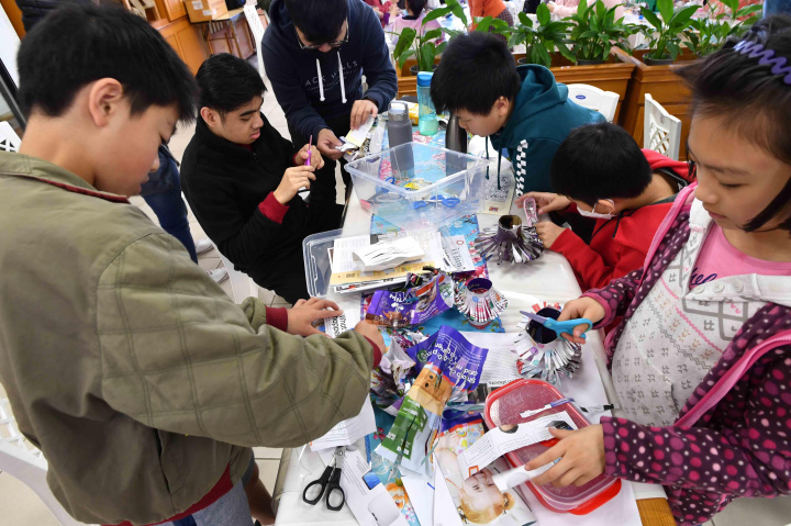 全校學生用回收雜誌紙製作燈籠