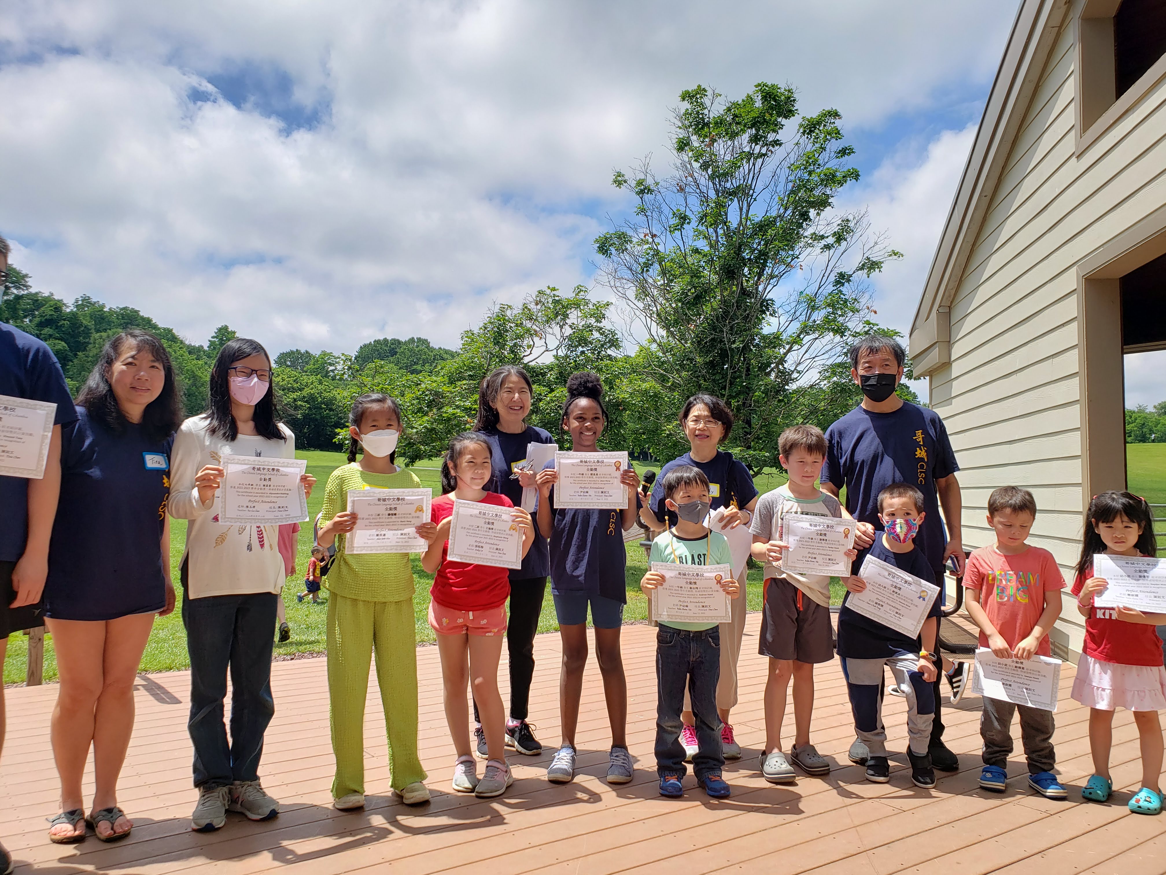 全勤獎學生與校長老師合照