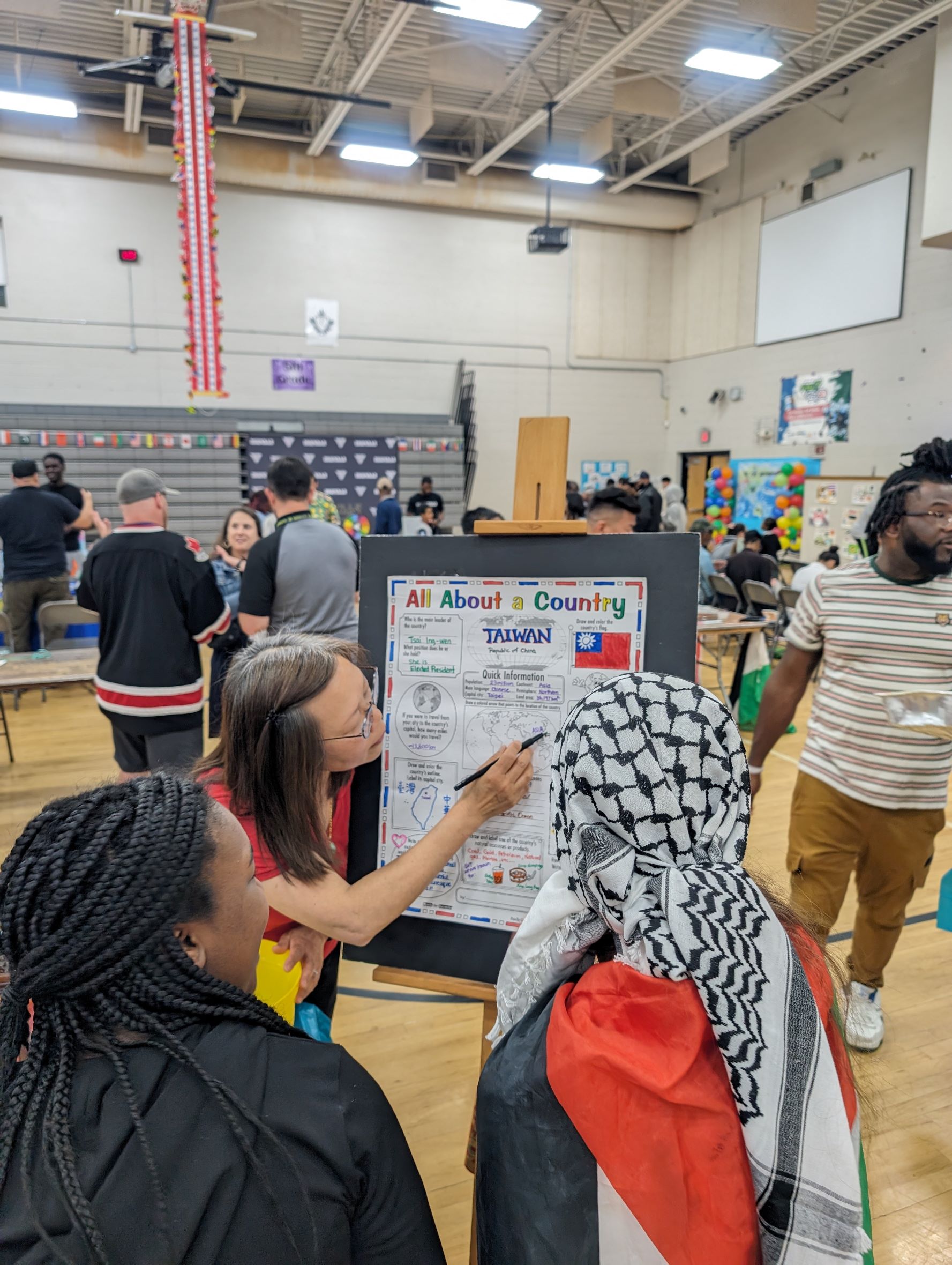 嚴校長向學生們介紹臺灣