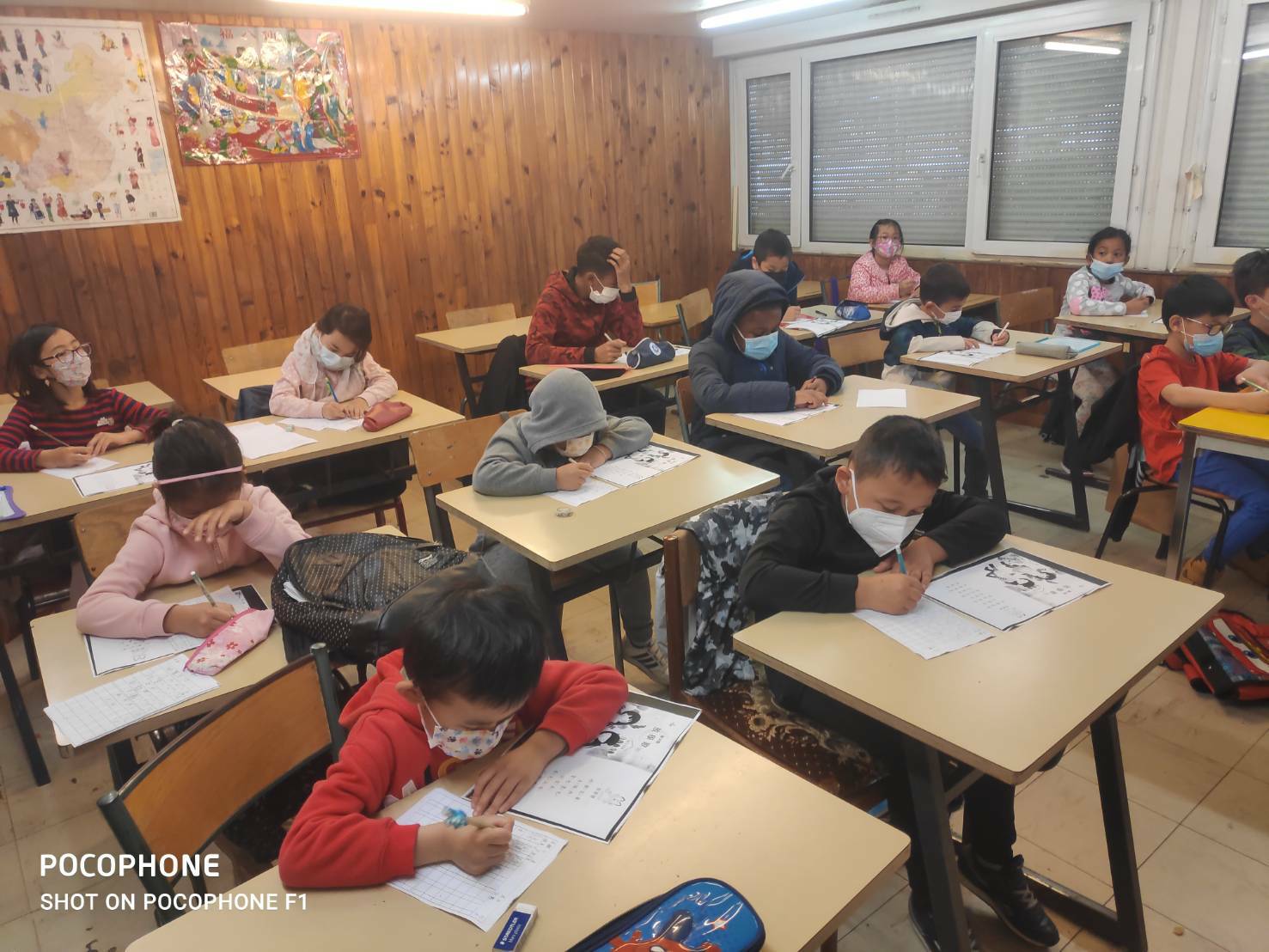 在亭林中文學校學習正體中文的小朋友們，聚精會神地參加比賽
