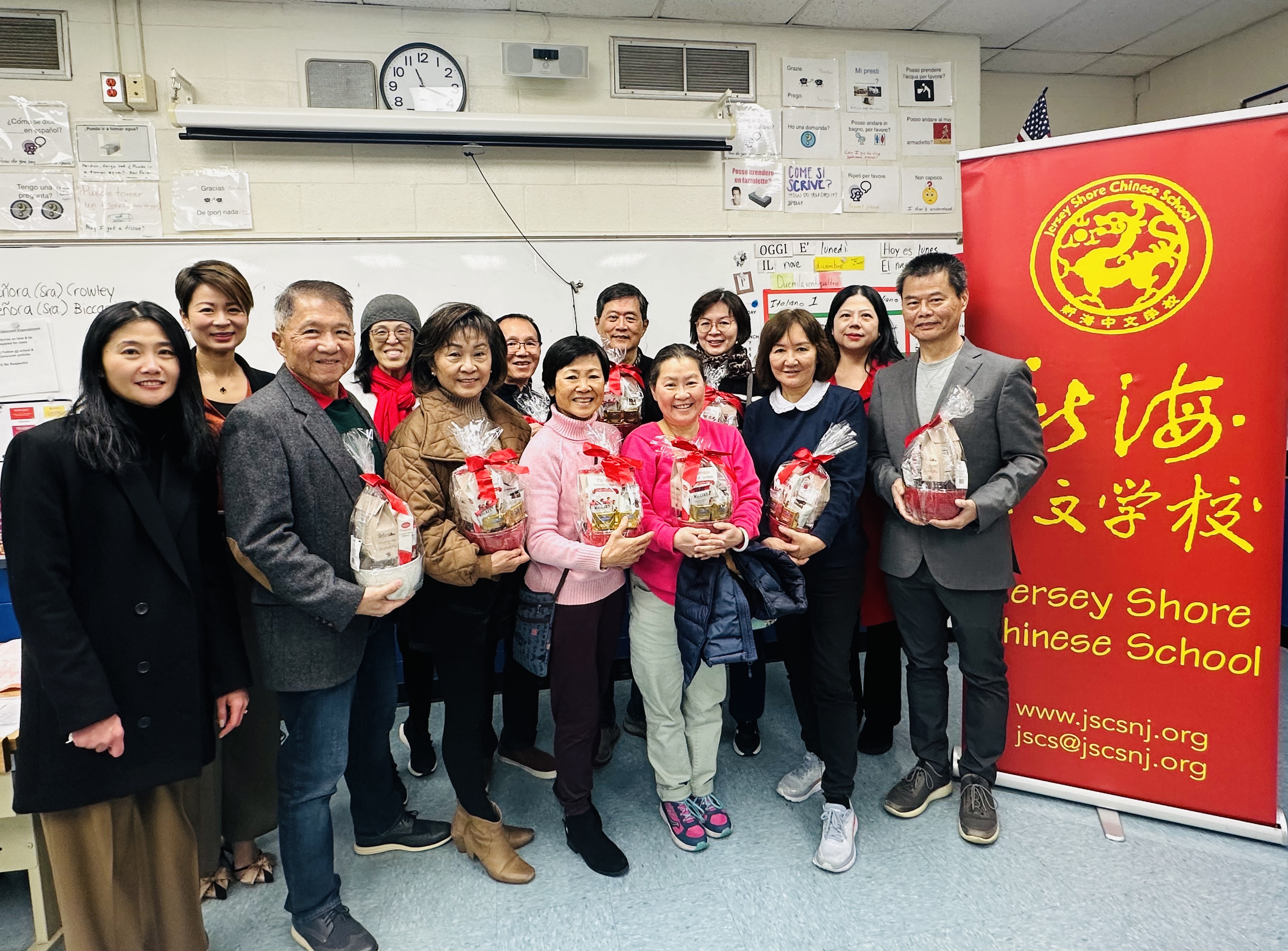 新海中文學校演講比賽裁判們合影