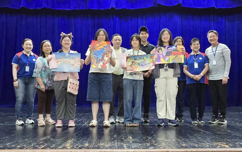 陳萌蕙及評審老師頒發獎金予甲組優勝者。