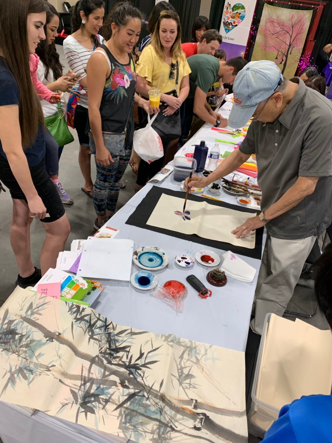 中華聯誼會攤位現場氣氛熱絡