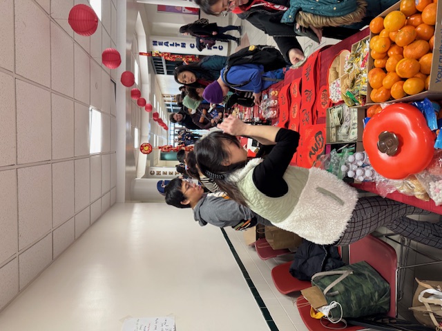 年貨商品區 - 很多家長帶著孩子一起採購, 並認識年貨。